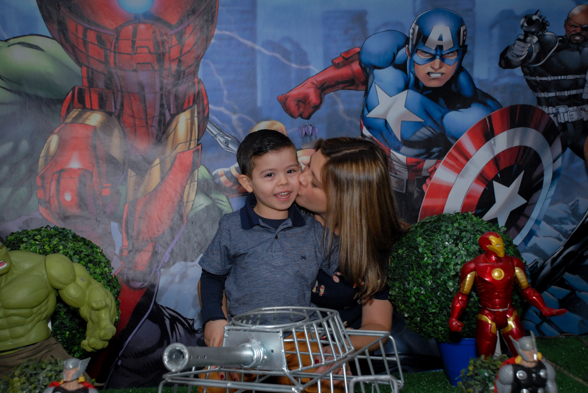fotografia mãe e filho no Buffet Fábrica da Alegria, Morumbi, São Paulo, festa de Enzo 5 anos, tema da festa os vingadores