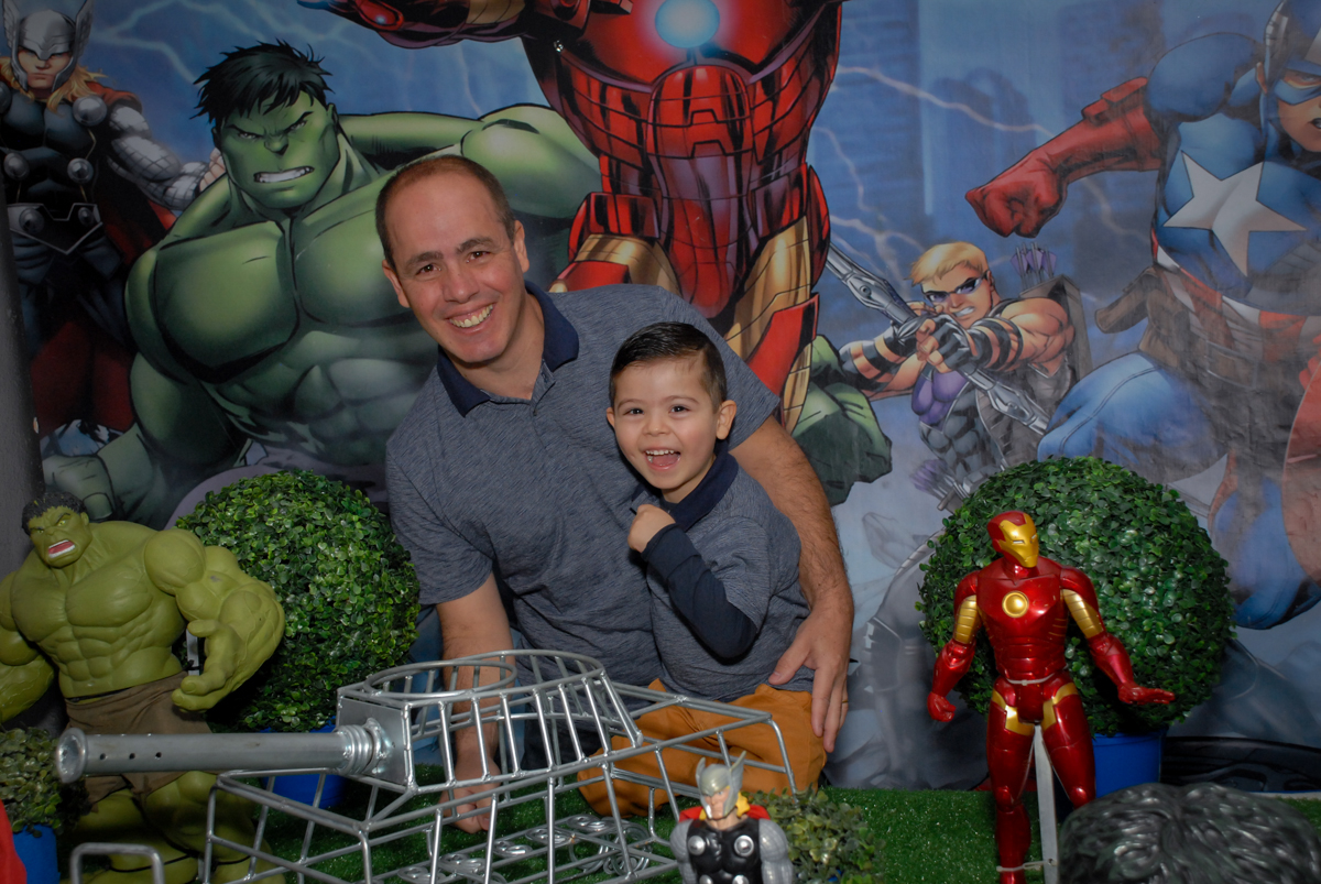 fotografia pai e filho no Buffet Fábrica da Alegria, Morumbi, São Paulo, festa de Enzo 5 anos, tema da festa os vingadores