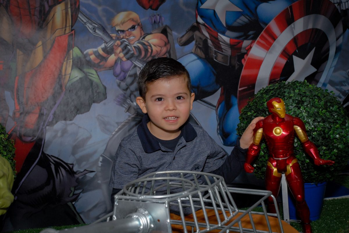 posando para foto no Buffet Fábrica da Alegria, Morumbi, São Paulo, festa de Enzo 5 anos, tema da festa os vingadores