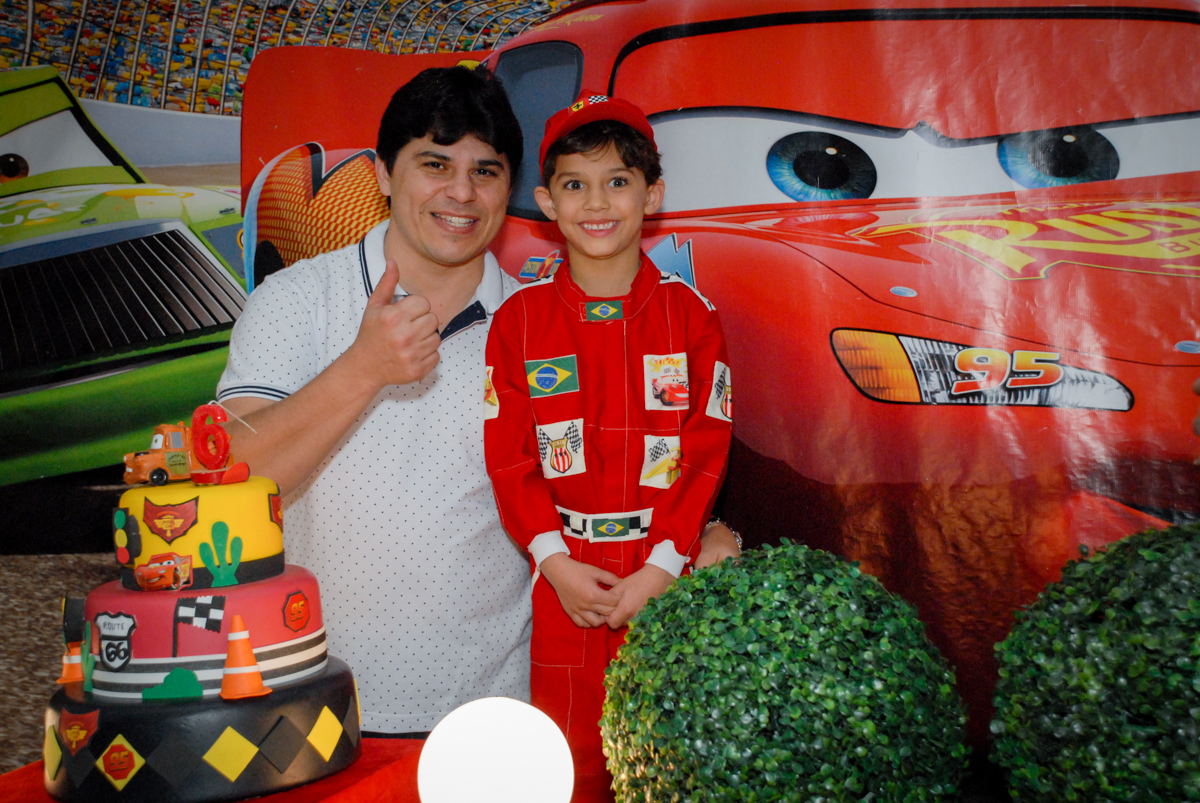 fotografia pai e filho no Buffet Fábrica da Alegria Morumbi, São Paulo, aniversario de Guilherme 6 anos, tema da festa carros