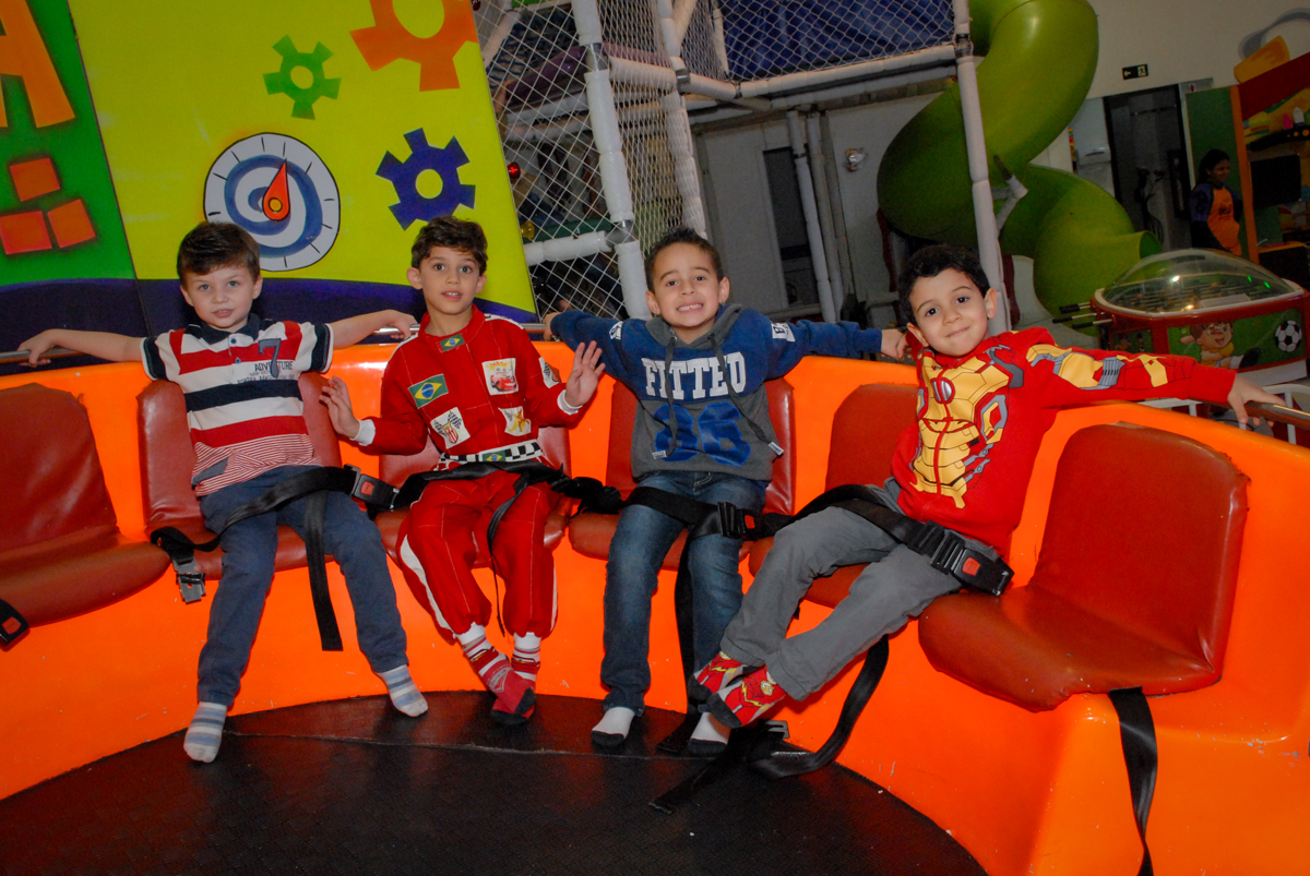 amigos reunidos no labamba no Buffet Fábrica da Alegria Morumbi, São Paulo, aniversario de Guilherme 6 anos, tema da festa carros