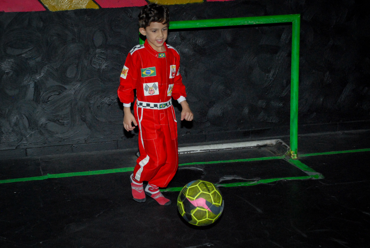 futebol no escuro no Buffet Fábrica da Alegria Morumbi, São Paulo, aniversario de Guilherme 6 anos, tema da festa carros
