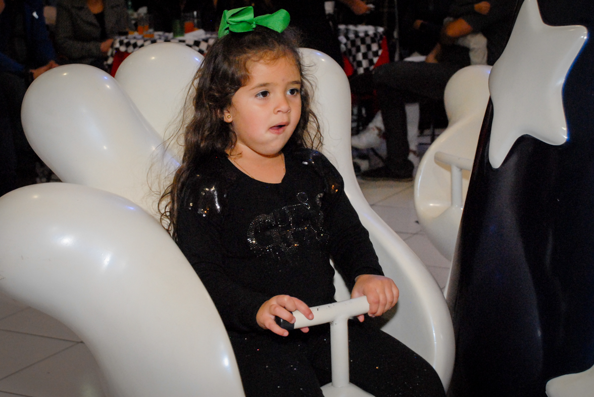 amiga também brinca no carrossel no Buffet Fábrica da Alegria Morumbi, São Paulo, aniversario de Guilherme 6 anos, tema da festa carros