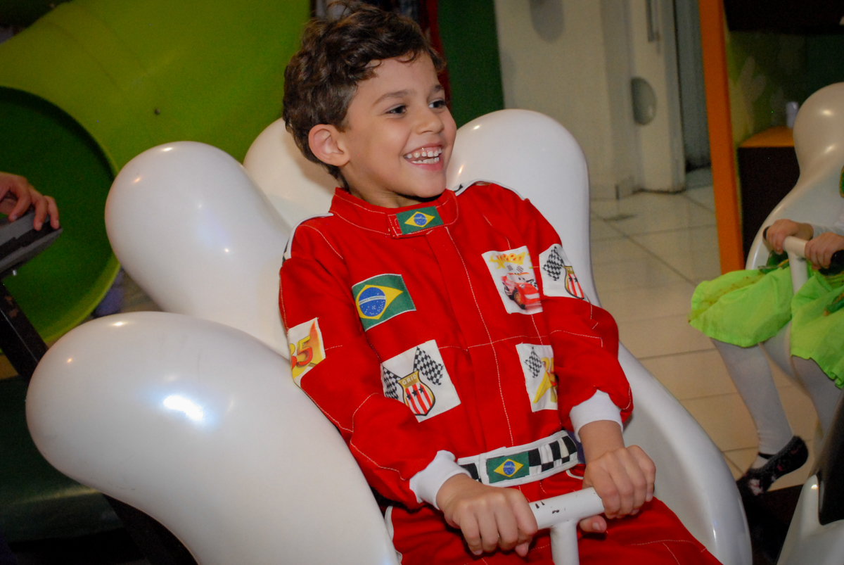 risada gostosa no Buffet Fábrica da Alegria Morumbi, São Paulo, aniversario de Guilherme 6 anos, tema da festa carros