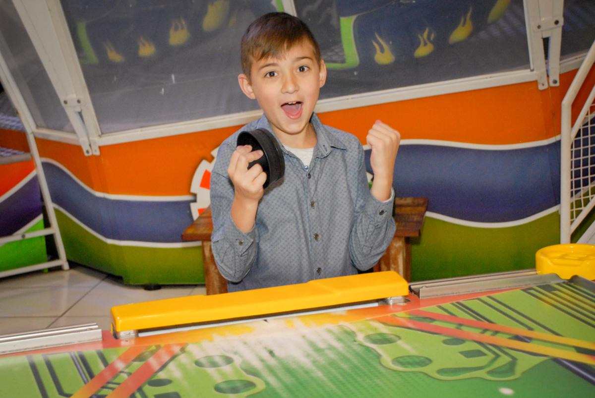 comemorando gol no Buffet Fábrica da Alegria Morumbi, São Paulo, aniversario de Guilherme 6 anos, tema da festa carros