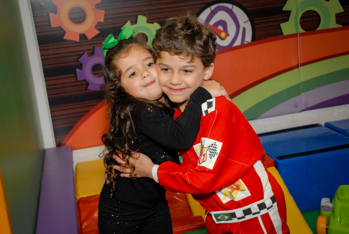 abraço gostoso na amiga no Buffet Fábrica da Alegria Morumbi, São Paulo, aniversario de Guilherme 6 anos, tema da festa carros