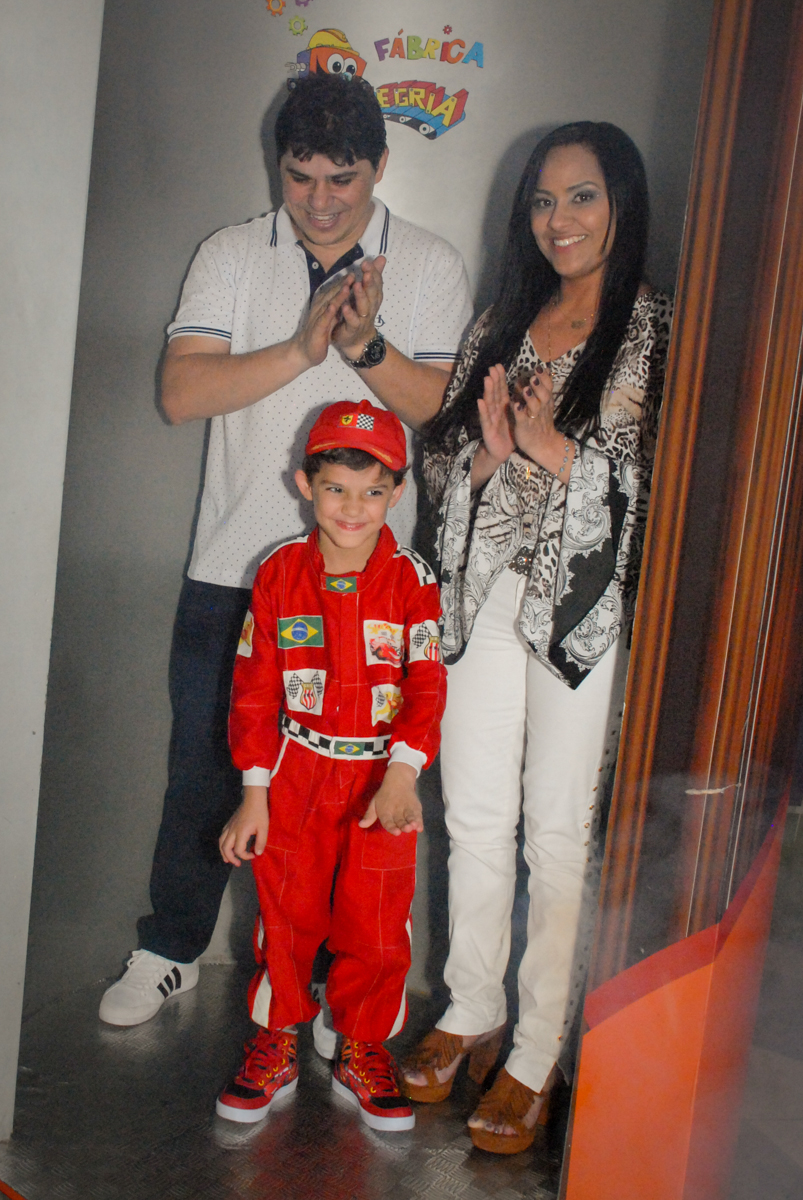 saindo da máquina do parabéns no Buffet Fábrica da Alegria Morumbi, São Paulo, aniversario de Guilherme 6 anos, tema da festa carros