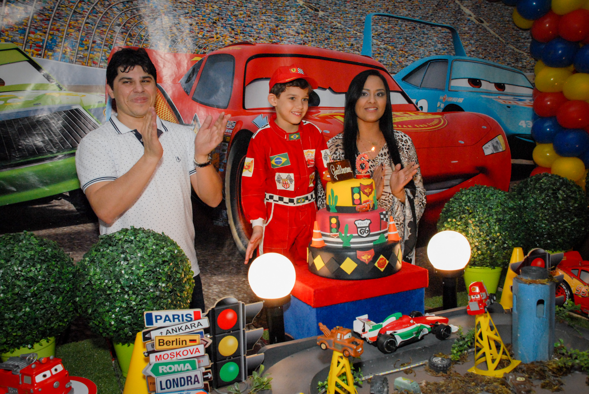 cantando parabéns no Buffet Fábrica da Alegria Morumbi, São Paulo, aniversario de Guilherme 6 anos, tema da festa carros