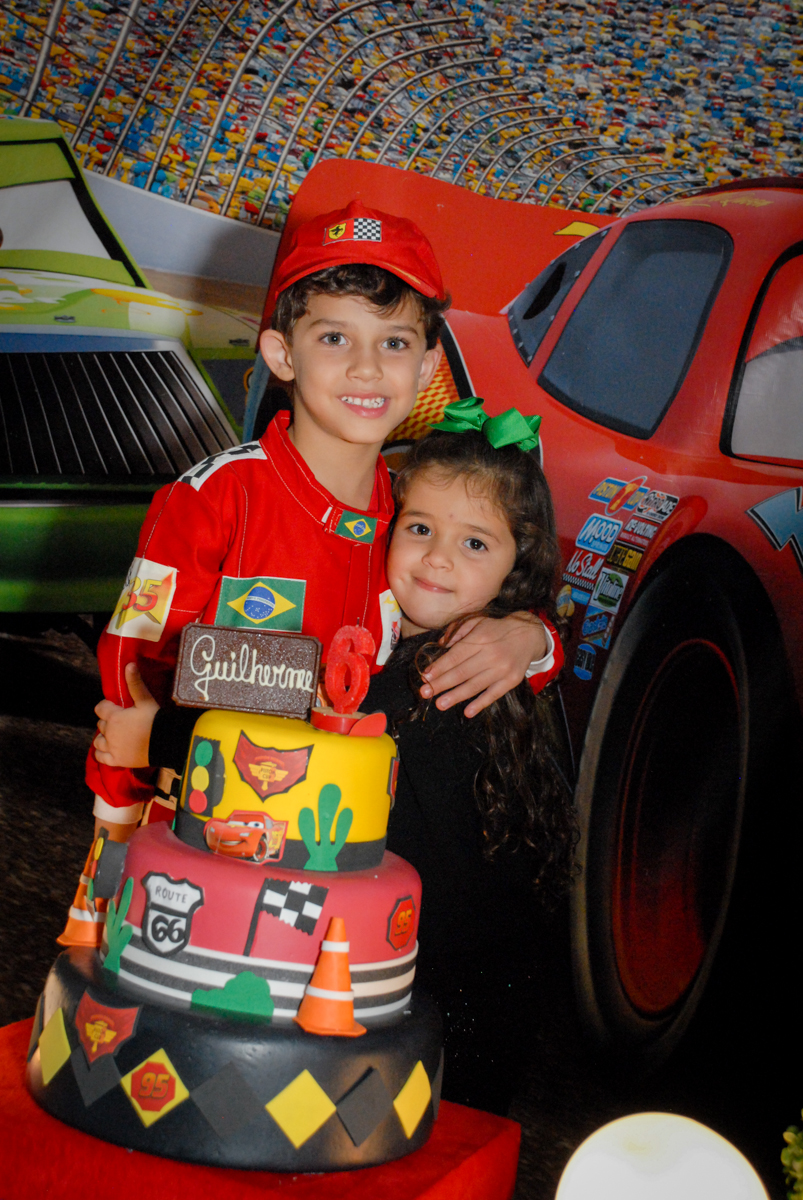amiga faz foto com o aniversariante no Buffet Fábrica da Alegria Morumbi, São Paulo, aniversario de Guilherme 6 anos, tema da festa carros