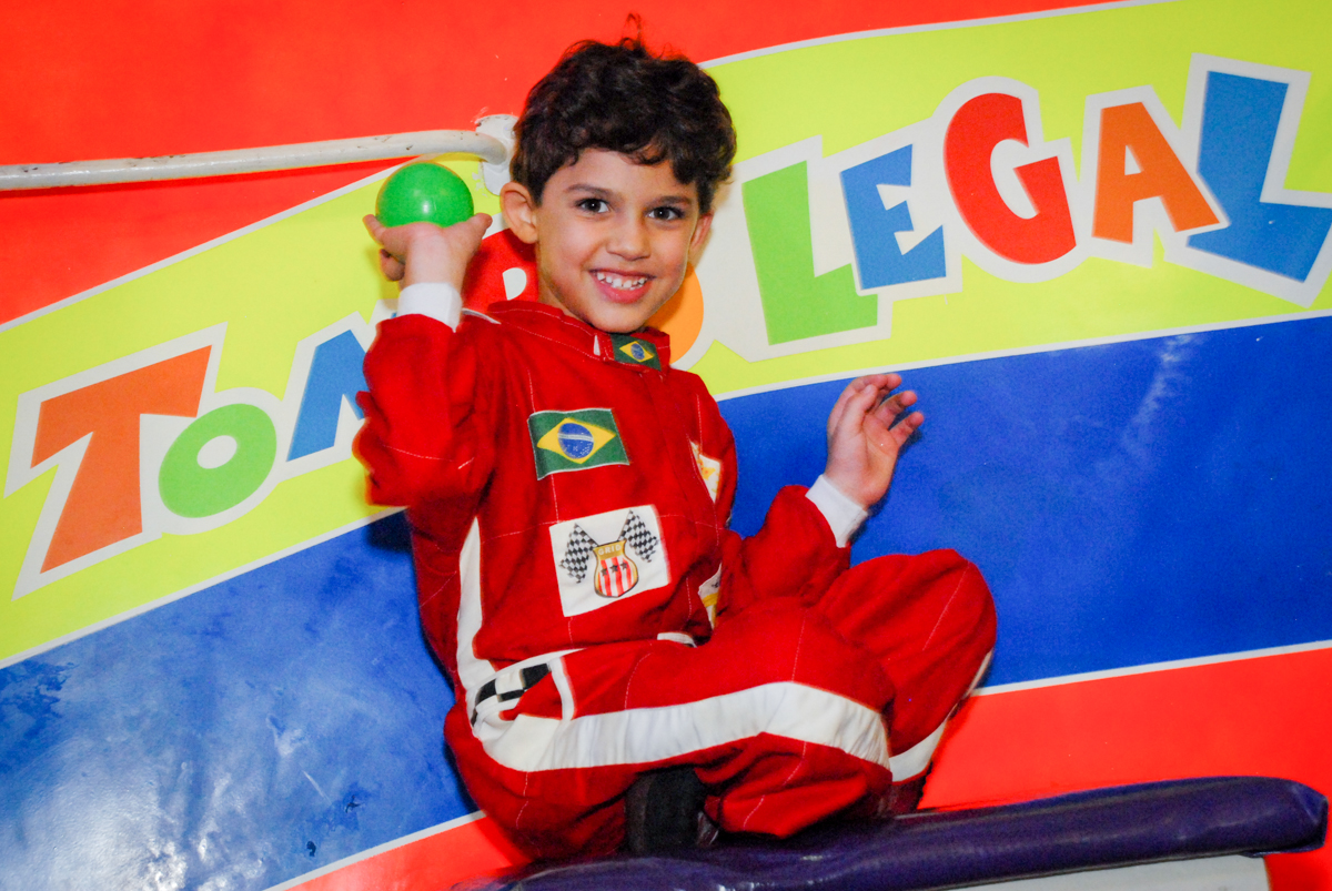 preparando para cair no pula pula no Buffet Fábrica da Alegria Morumbi, São Paulo, aniversario de Guilherme 6 anos, tema da festa carros