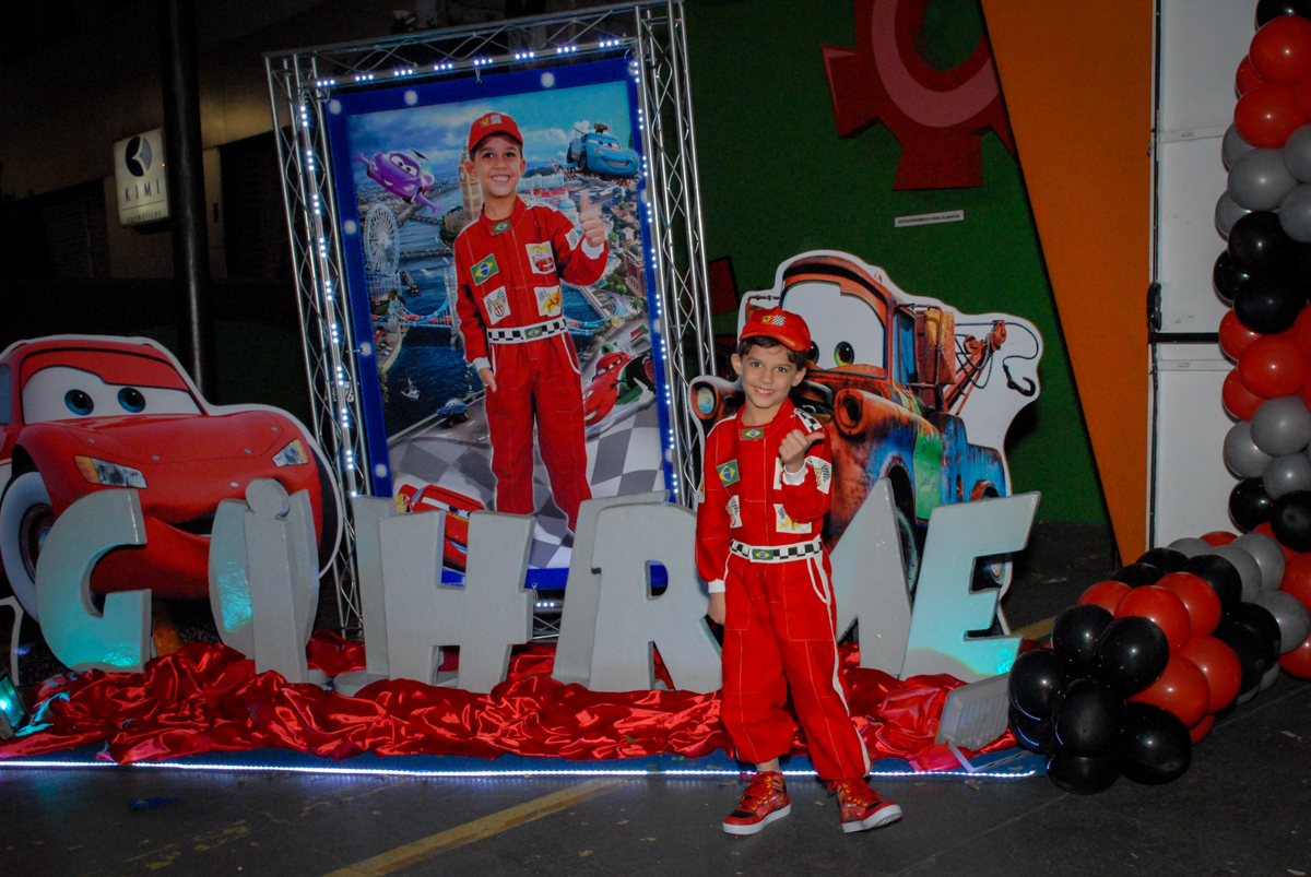 fotografia feita em frente ao Buffet Fábrica da Alegria Morumbi, São Paulo, aniversario de Guilherme 6 anos, tema da festa carros