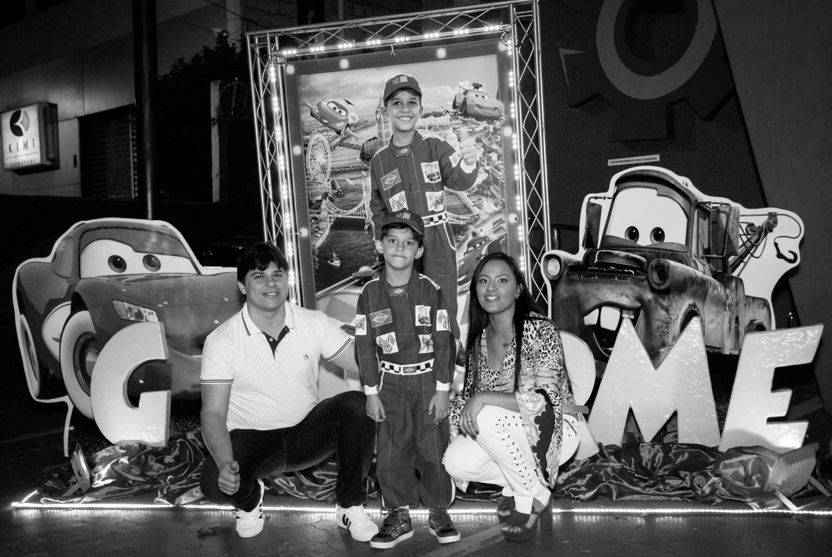 fotografia da família no Buffet Fábrica da Alegria Morumbi, São Paulo, aniversario de Guilherme 6 anos, tema da festa carros