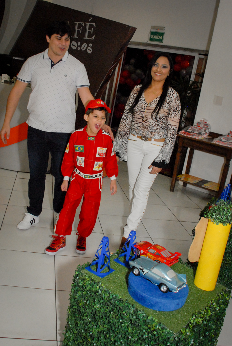 entrada da família no Buffet Fábrica da Alegria Morumbi, São Paulo, aniversario de Guilherme 6 anos, tema da festa carros