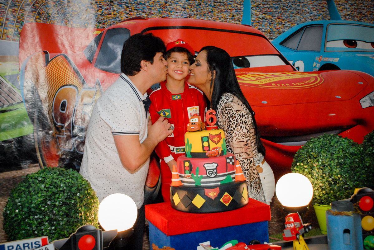 beijo sanduiche no aniversariante noBuffet Fábrica da Alegria Morumbi, São Paulo, aniversario de Guilherme 6 anos, tema da festa carros