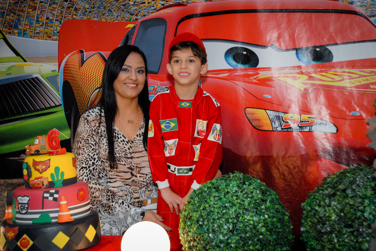 fotografia mãe e filho no Buffet Fábrica da Alegria Morumbi, São Paulo, aniversario de Guilherme 6 anos, tema da festa carros