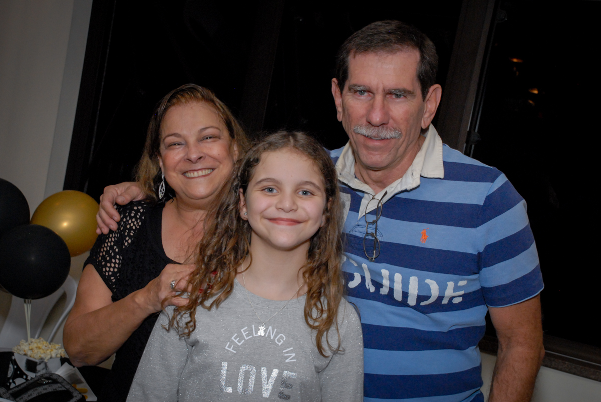 fotografia com os avós no condominio alto de pinheiros aniversário de Gabriella 10 anos tema da festa Hollyood