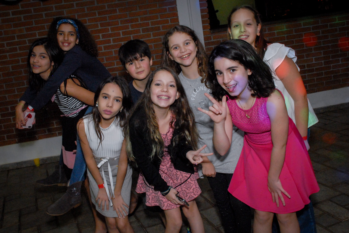 posando para foto no condominio alto de pinheiros aniversário de Gabriella 10 anos tema da festa Hollyood