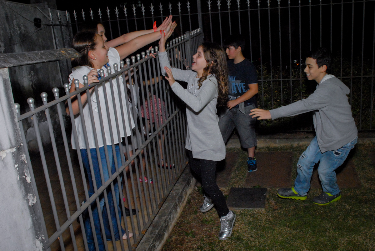 brincadeiras com os monitores no condominio alto de pinheiros aniversário de Gabriella 10 anos tema da festa Hollyood