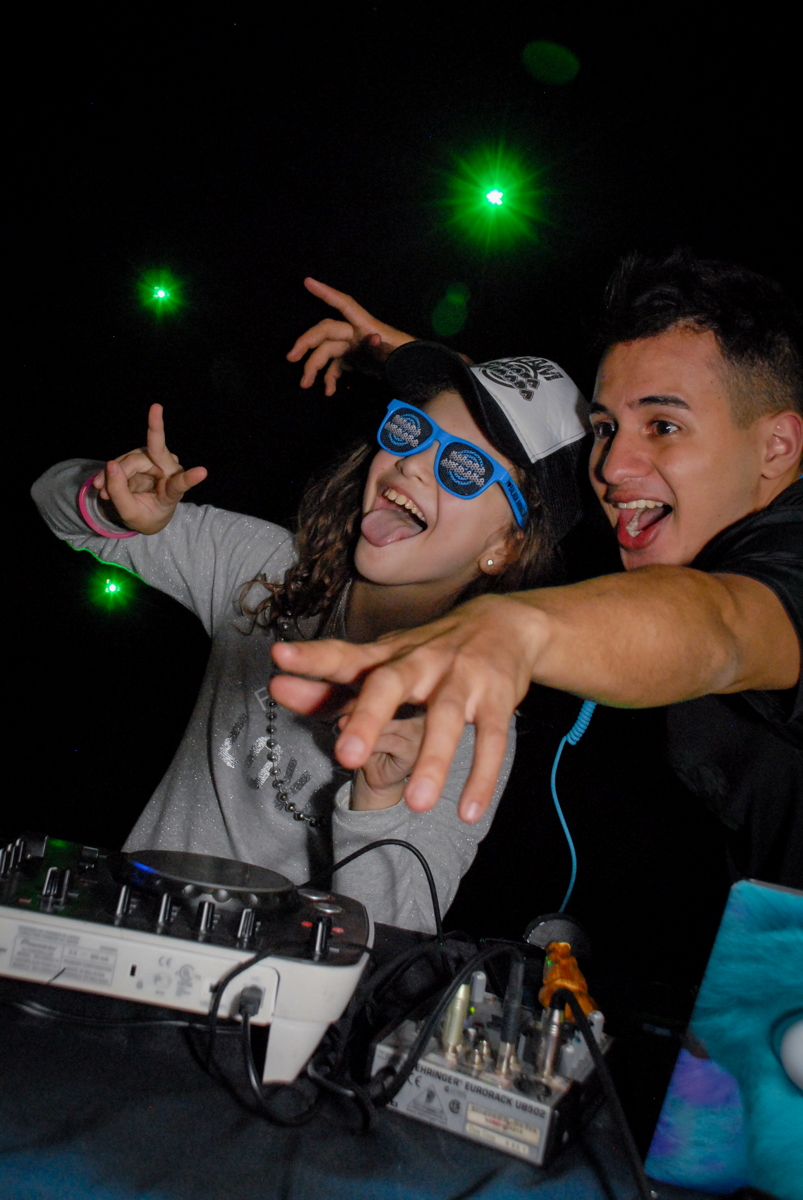 hora de ser a DJ no condominio alto de pinheiros aniversário de Gabriella 10 anos tema da festa Hollyood