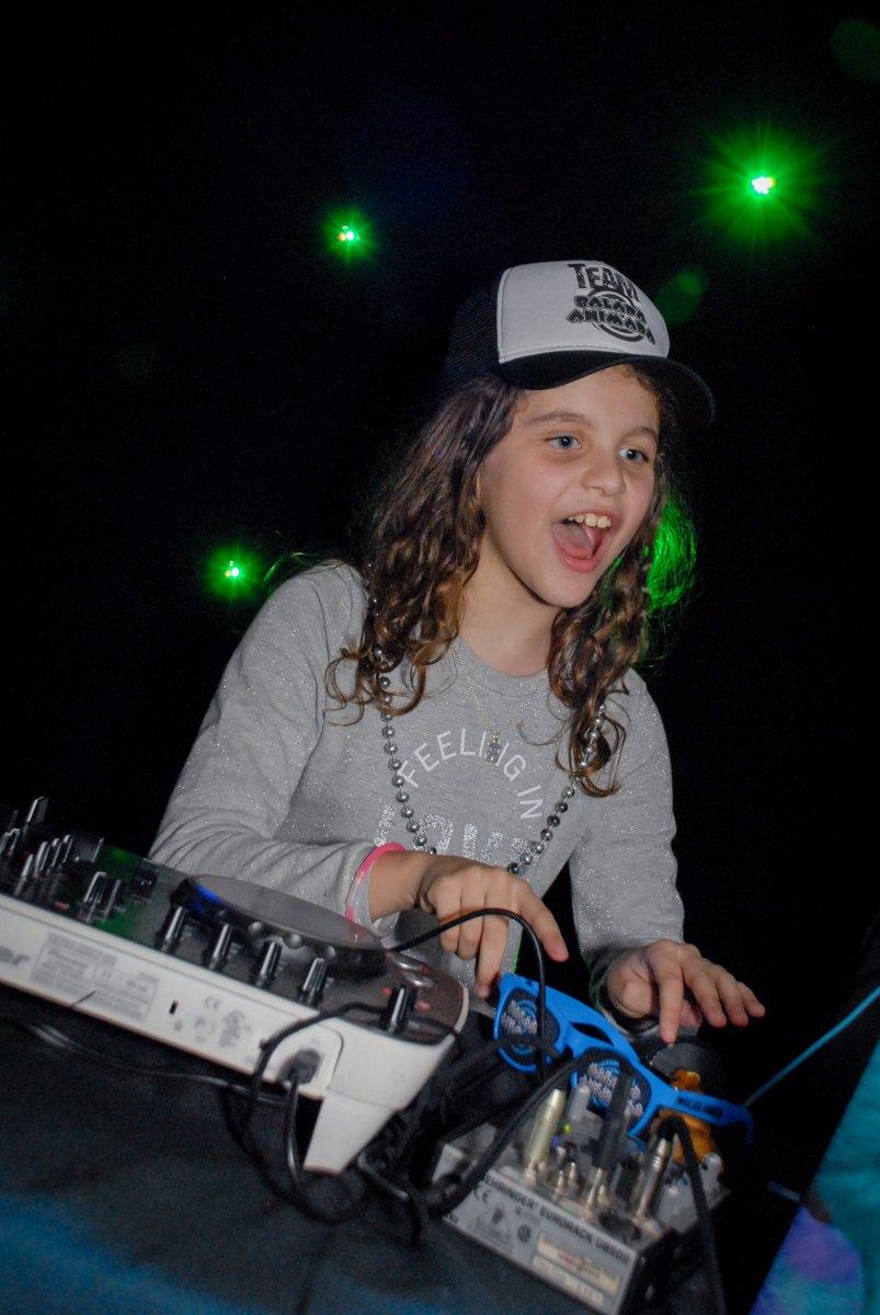 DJ animada no condominio alto de pinheiros aniversário de Gabriella 10 anos tema da festa Hollyood