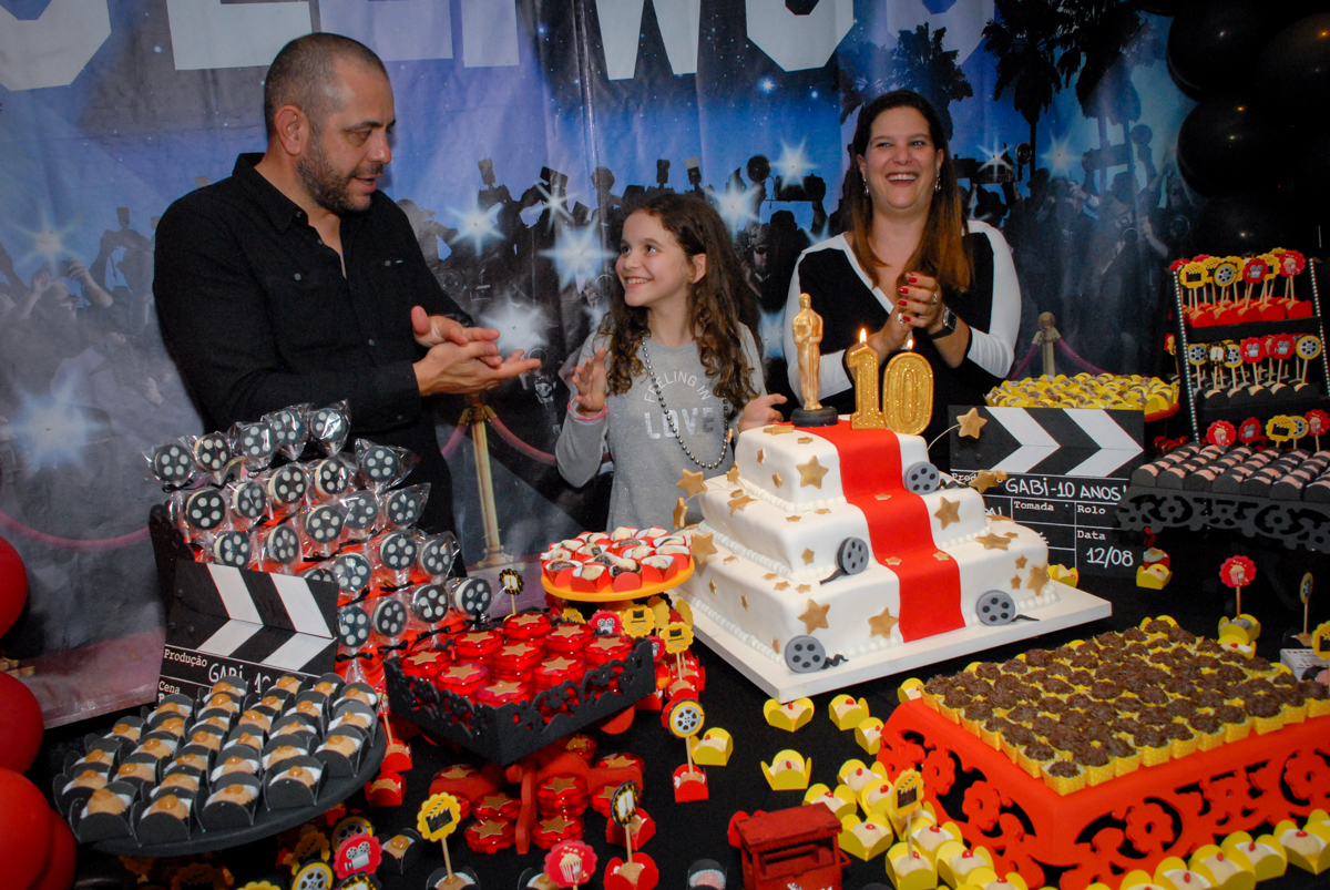 cantando parabéns no condominio alto de pinheiros aniversário de Gabriella 10 anos tema da festa Hollyood