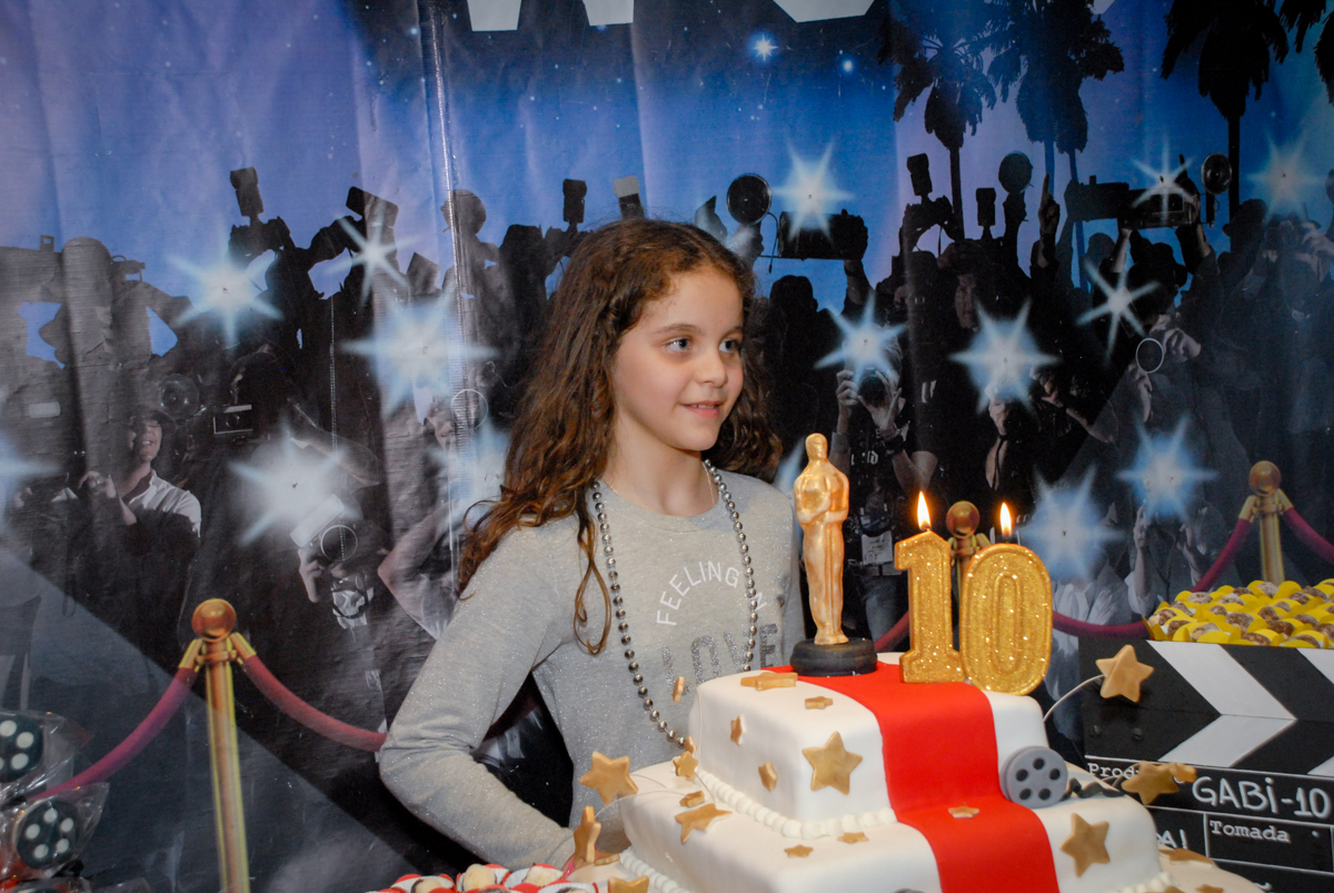 cortando o bolo no condominio alto de pinheiros aniversário de Gabriella 10 anos tema da festa Hollyood