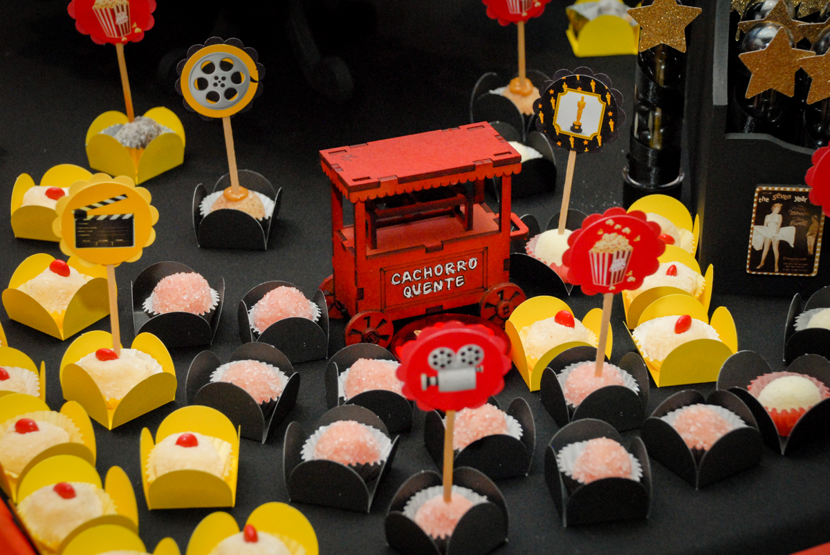 doces da festa no condominio alto de pinheiros aniversário de Gabriella 10 anos tema da festa Hollyood