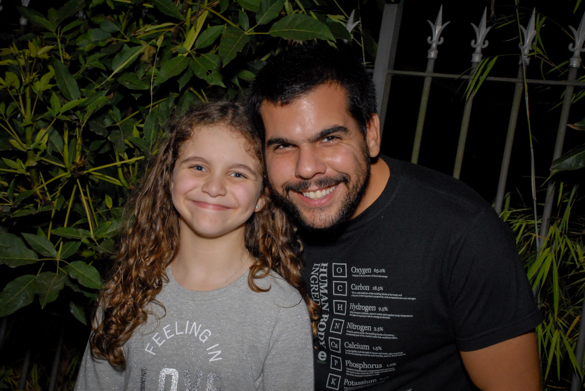 foto com o padrinho no condominio alto de pinheiros aniversário de Gabriella 10 anos tema da festa Hollyood