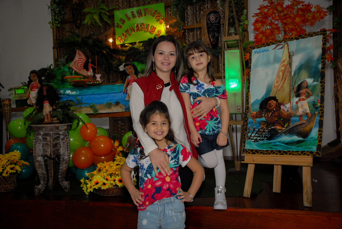fotografia mãe e filhas no Buffet Espaço Zumba , Saude, São Paulo, aniversário de Katharina 7 anos e Valenthina 5, tema da festa Moana