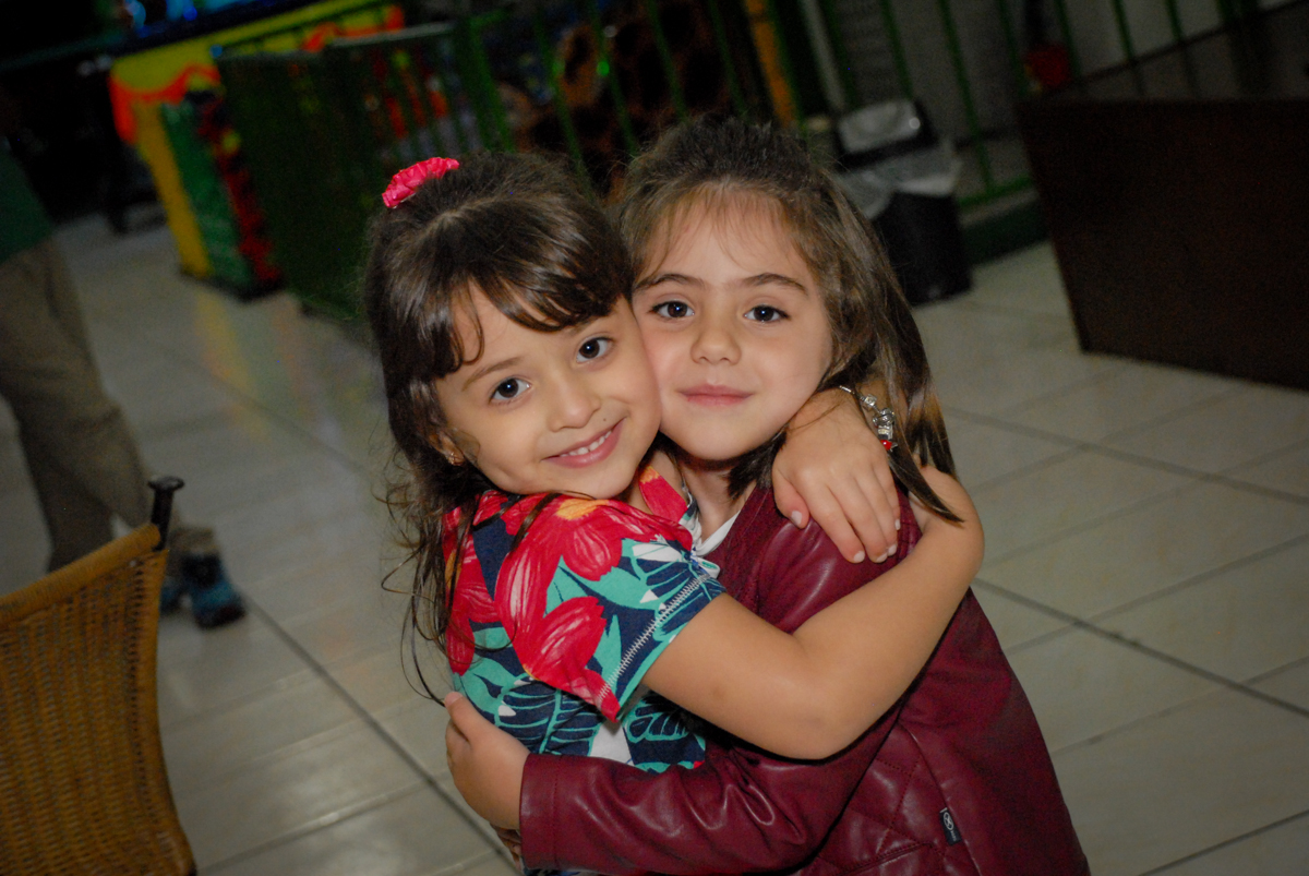 recebendo a amiga para a festa no Buffet Espaço Zumba , Saude, São Paulo, aniversário de Katharina 7 anos e Valenthina 5, tema da festa Moana