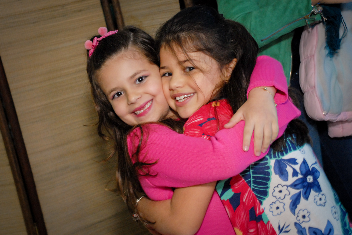 abraço gostoso no Buffet Espaço Zumba , Saude, São Paulo, aniversário de Katharina 7 anos e Valenthina 5, tema da festa Moana