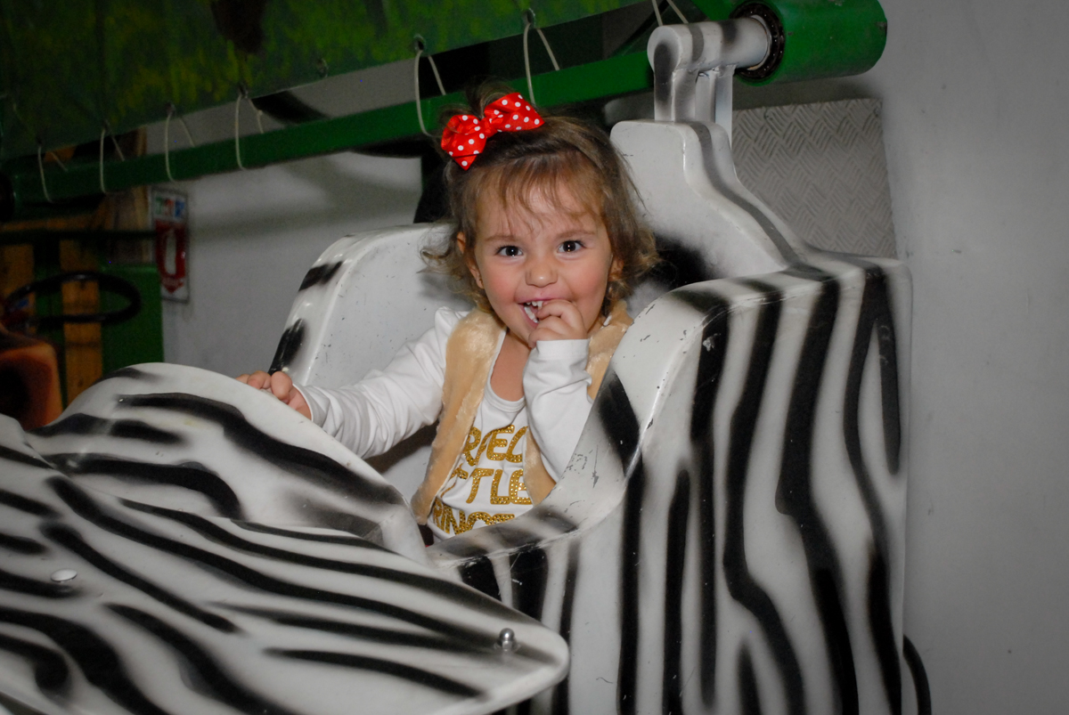 muitas risadas no carrossel no Buffet Espaço Zumba , Saude, São Paulo, aniversário de Katharina 7 anos e Valenthina 5, tema da festa Moana