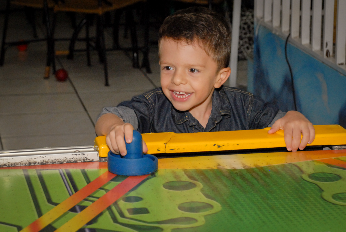comemorando gol no Buffet Espaço Zumba , Saude, São Paulo, aniversário de Katharina 7 anos e Valenthina 5, tema da festa Moana