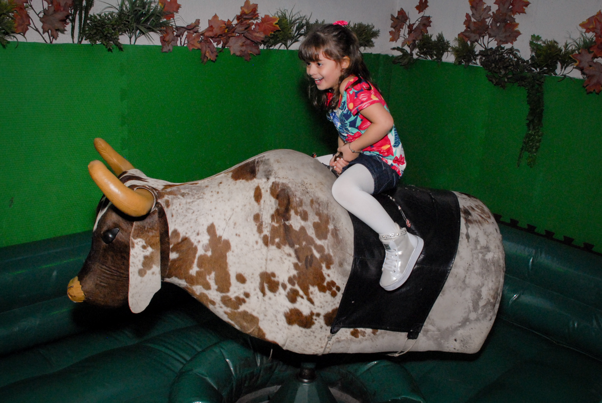 touro maluco no Buffet Espaço Zumba , Saude, São Paulo, aniversário de Katharina 7 anos e Valenthina 5, tema da festa Moana