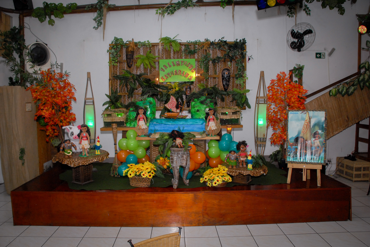 mesa decorada no Buffet Espaço Zumba , Saude, São Paulo, aniversário de Katharina 7 anos e Valenthina 5, tema da festa Moana