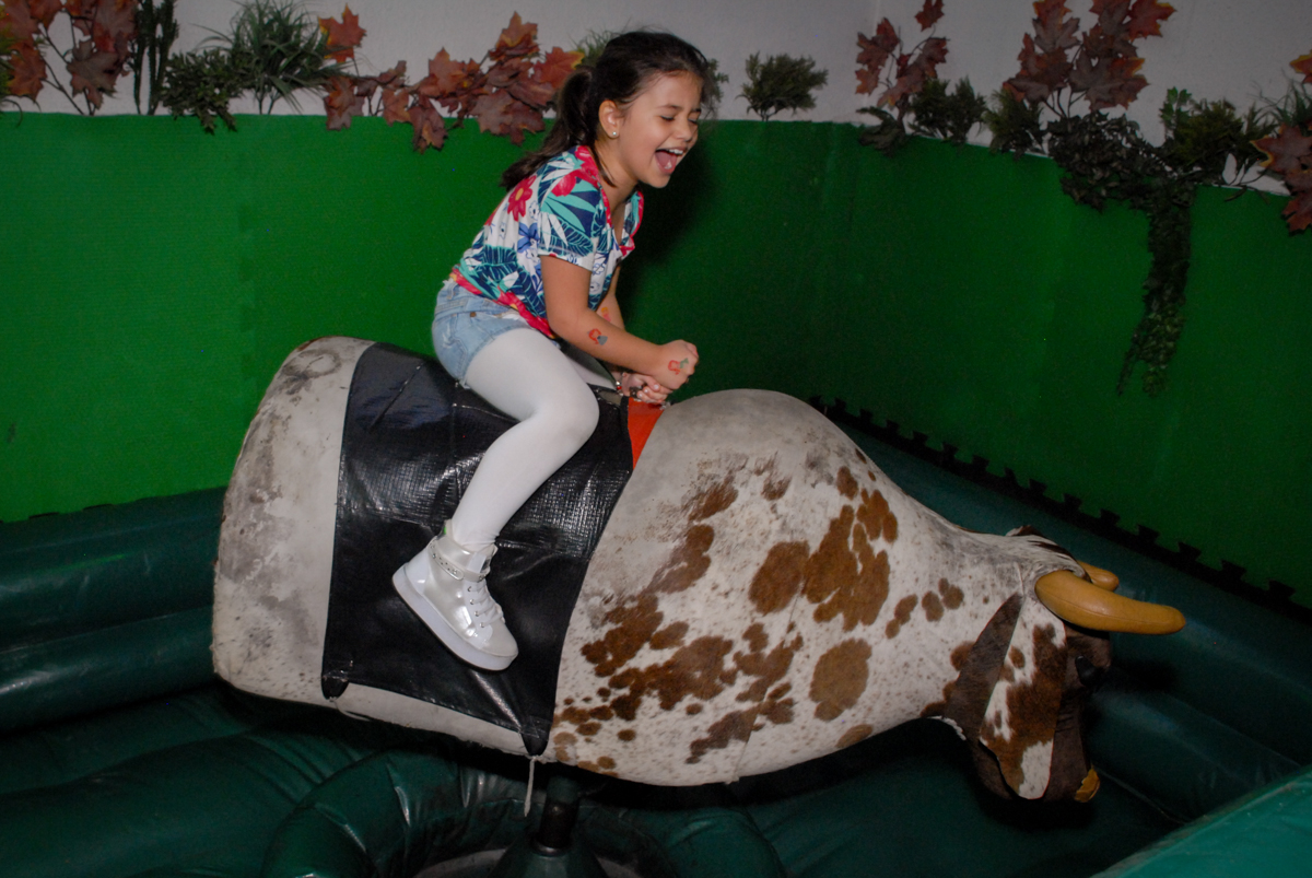 bagunça no touro mecânico no Buffet Espaço Zumba , Saude, São Paulo, aniversário de Katharina 7 anos e Valenthina 5, tema da festa Moana