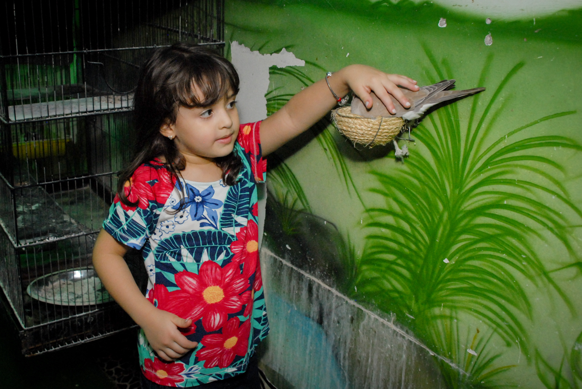 aniversariante faz carinho na pombinha no Buffet Espaço Zumba , Saude, São Paulo, aniversário de Katharina 7 anos e Valenthina 5, tema da festa Moana