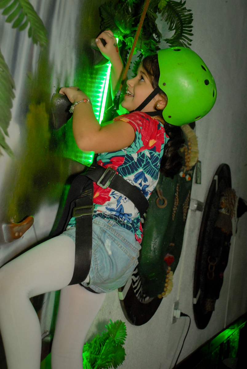 aniversariante brinca na parede de escalada no Buffet Espaço Zumba , Saude, São Paulo, aniversário de Katharina 7 anos e Valenthina 5, tema da festa Moana