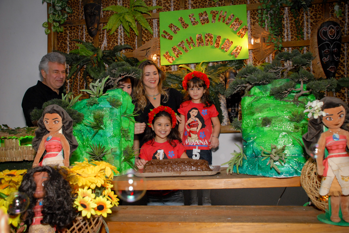 chegou a hora do parabéns no Buffet Espaço Zumba , Saude, São Paulo, aniversário de Katharina 7 anos e Valenthina 5, tema da festa Moana
