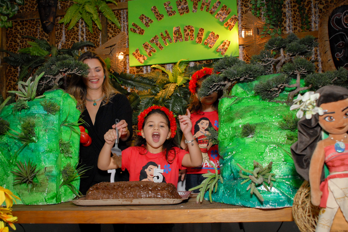 parabéns animado no Buffet Espaço Zumba , Saude, São Paulo, aniversário de Katharina 7 anos e Valenthina 5, tema da festa Moana
