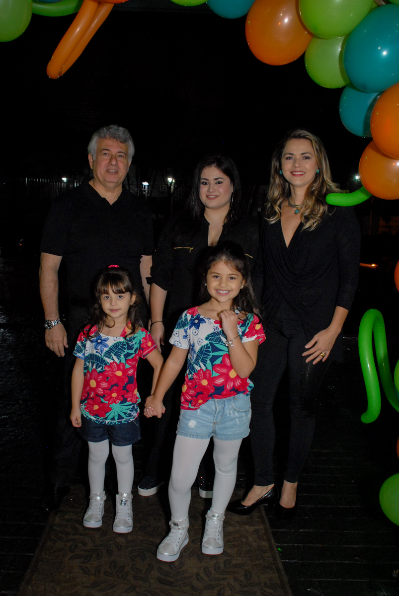 fotografia da família no arco de bexigas no Buffet Espaço Zumba , Saude, São Paulo, aniversário de Katharina 7 anos e Valenthina 5, tema da festa Moana
