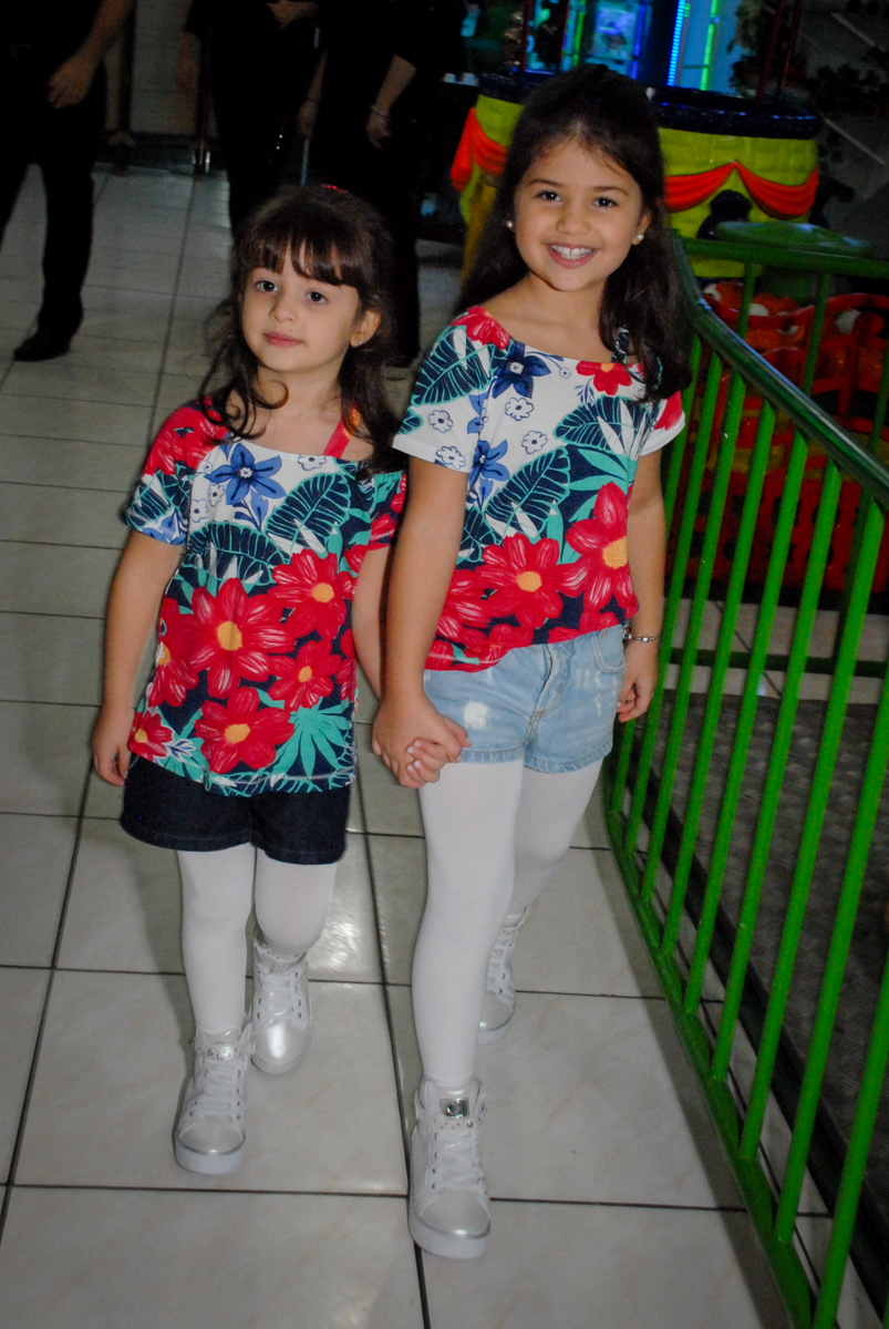 entrada da família no Buffet Espaço Zumba , Saude, São Paulo, aniversário de Katharina 7 anos e Valenthina 5, tema da festa Moana