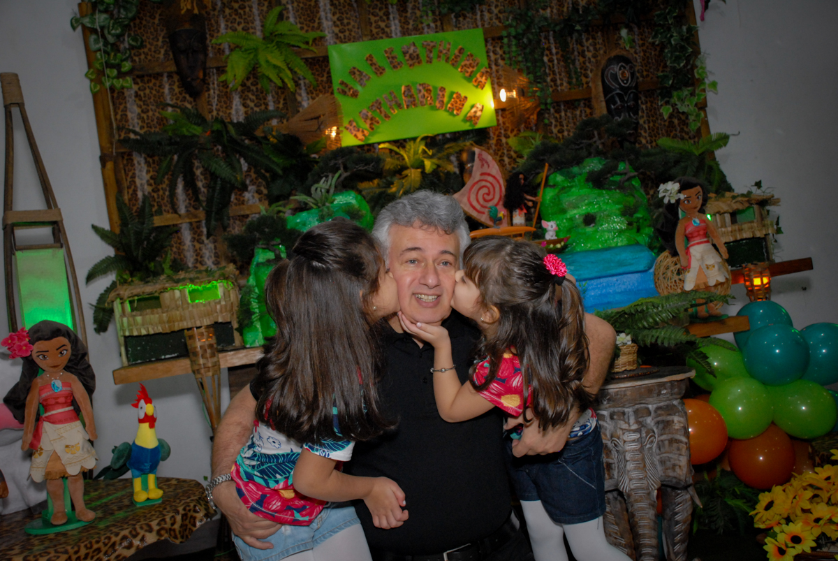 beijo sanduiche no papai no Buffet Espaço Zumba , Saude, São Paulo, aniversário de Katharina 7 anos e Valenthina 5, tema da festa Moana