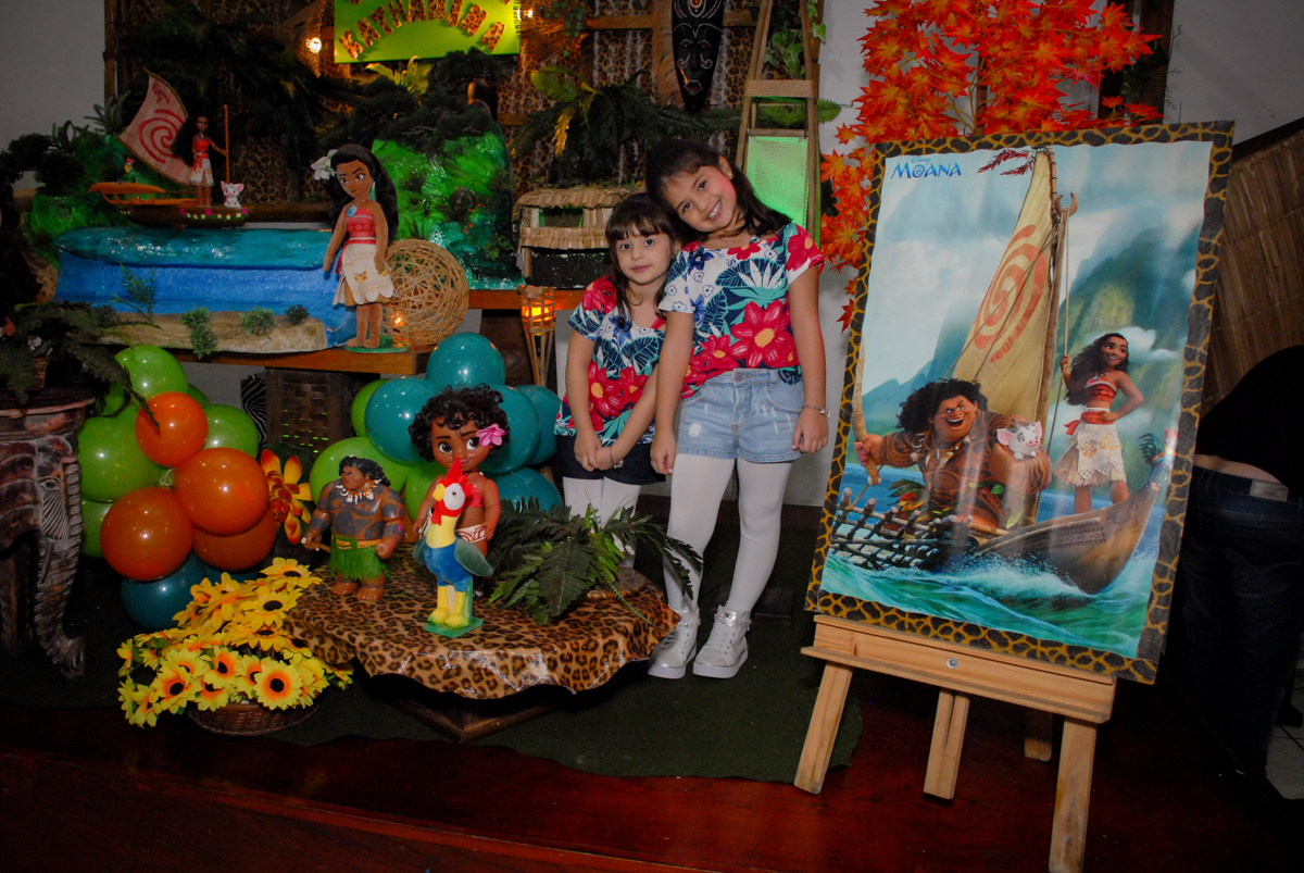 fotografia das aniversariantes na mesa decorada no Buffet Espaço Zumba , Saude, São Paulo, aniversário de Katharina 7 anos e Valenthina 5, tema da festa Moana