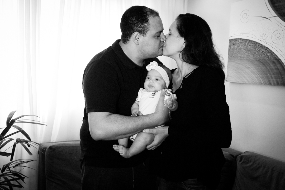 carinho dos pais no ensaio familia carapicuiba, são paulo, sp