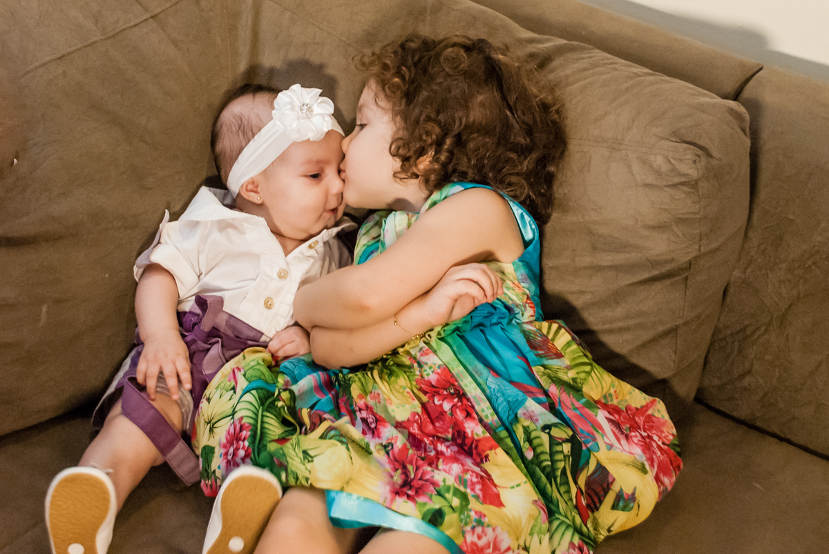 carinho das irmãs no ensaio familia carapicuiba, são paulo, sp
