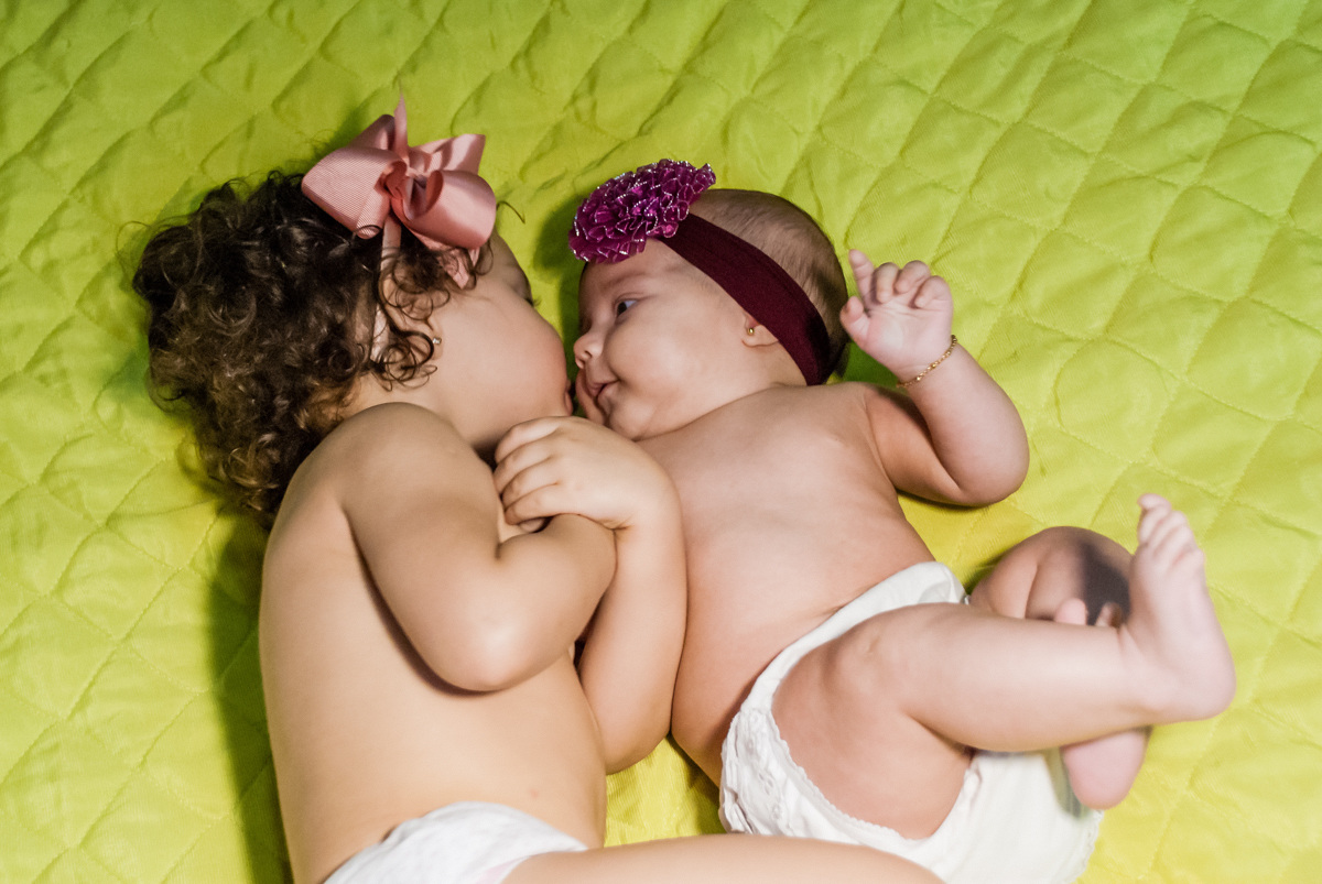 sendo fotografadas na cama da mamãe no ensaio familia carapicuiba, são paulo, sp