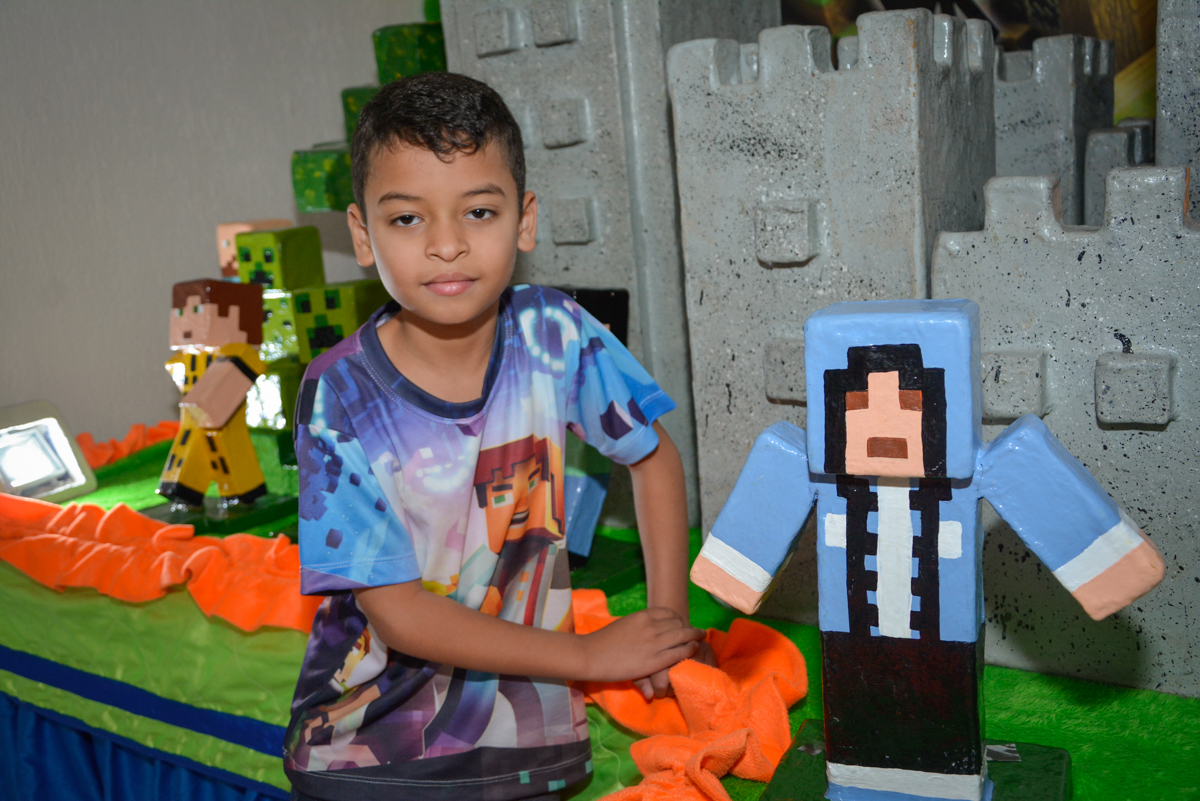 aniversariante posando para a foto no Buffet Fábrica da Alegria Osasco São Paulo, aniversário de Rafael 8 anos tema da festa mini craft