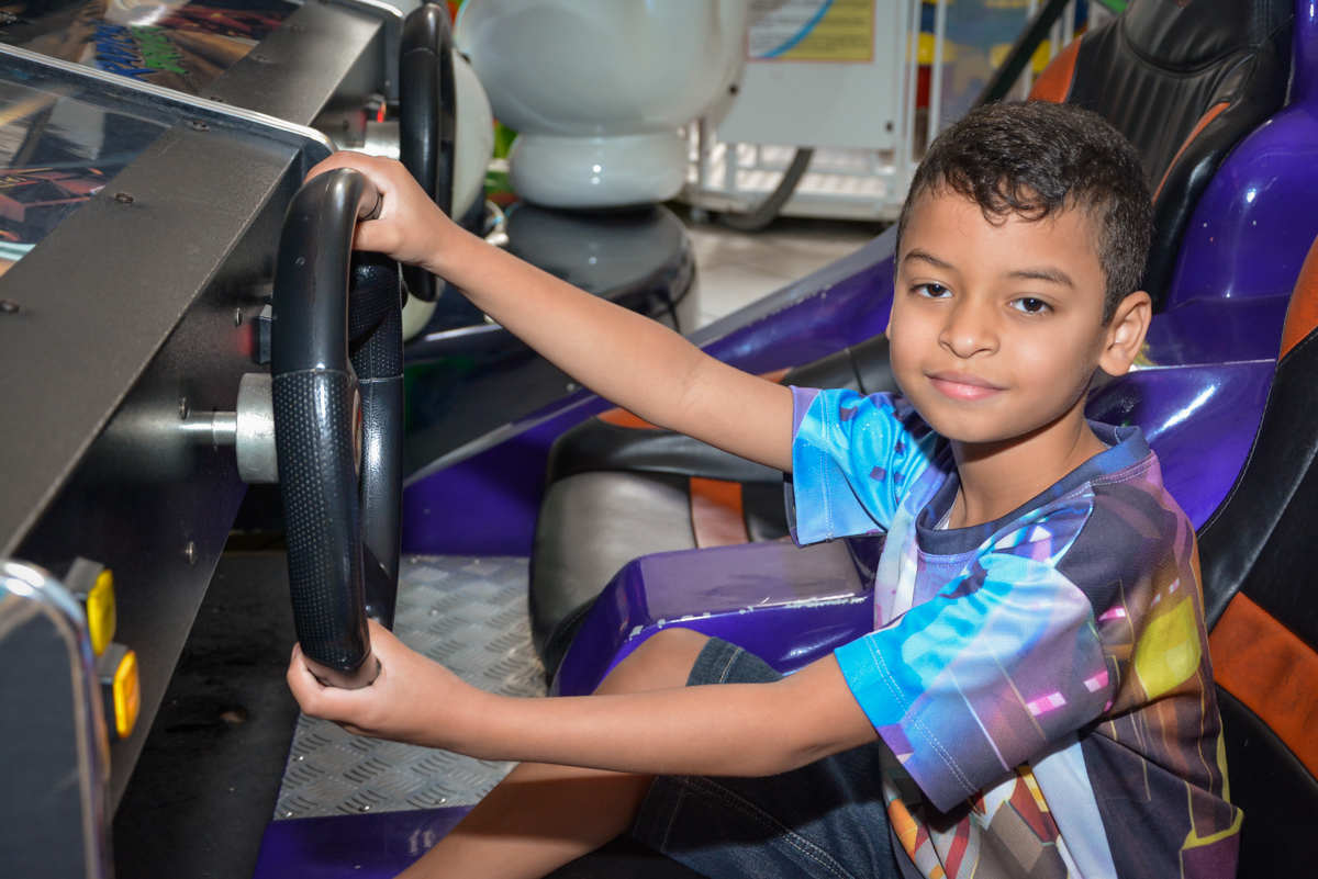 brincando no simulador de corridas no Buffet Fábrica da Alegria Osasco São Paulo, aniversário de Rafael 8 anos tema da festa mini craft