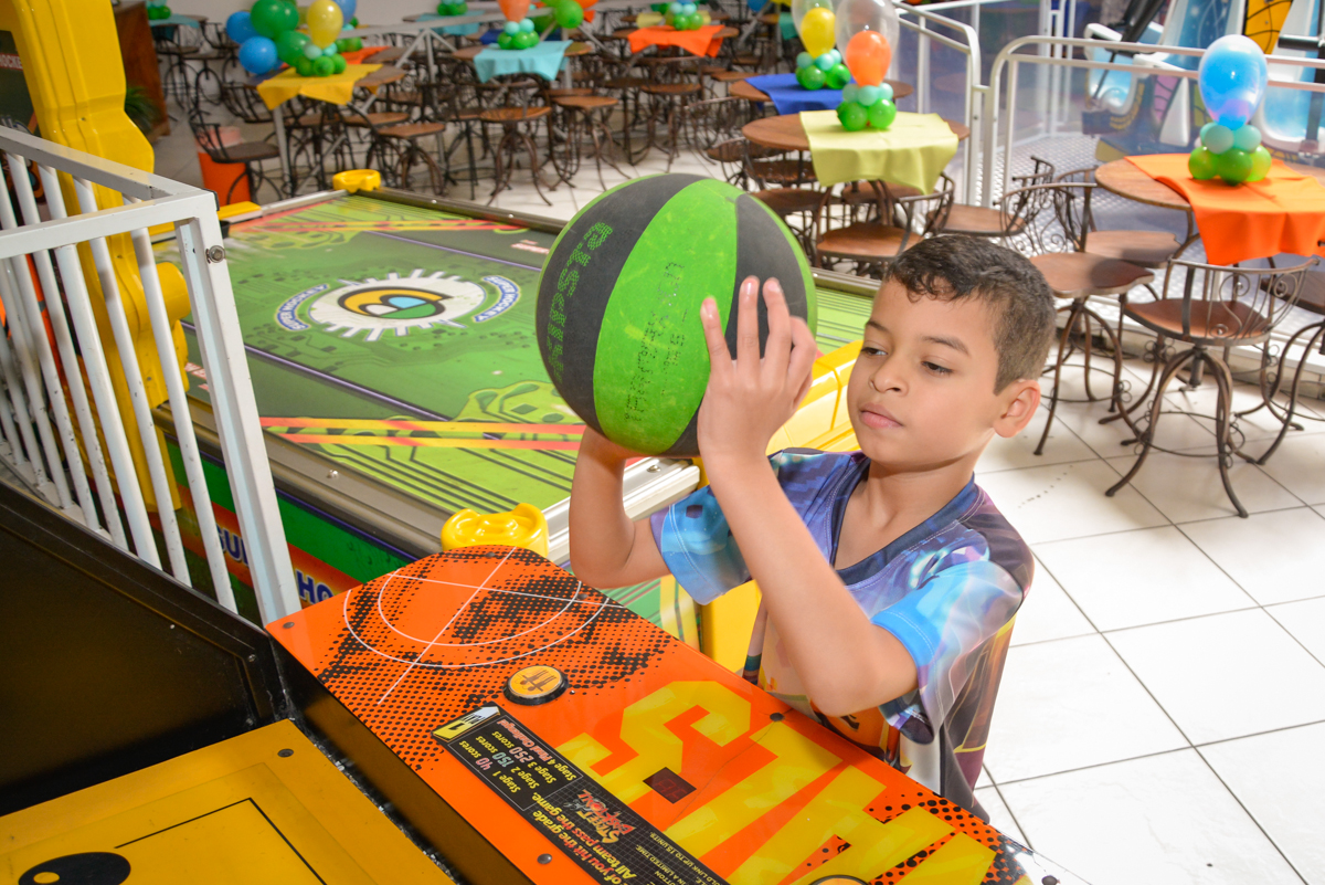 jogando basquete no Buffet Fábrica da Alegria Osasco São Paulo, aniversário de Rafael 8 anos tema da festa mini craft
